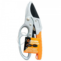 Секатор 200 мм Вихрь 73/7/3/3 представляет собой прочный садовый инструмент для подрезки сучков, побегов и веток диаметром до 20 мм. Эта модель имеет эргономичные обрезиненные рукоятки из металла. Длина инструмента - 200 мм.